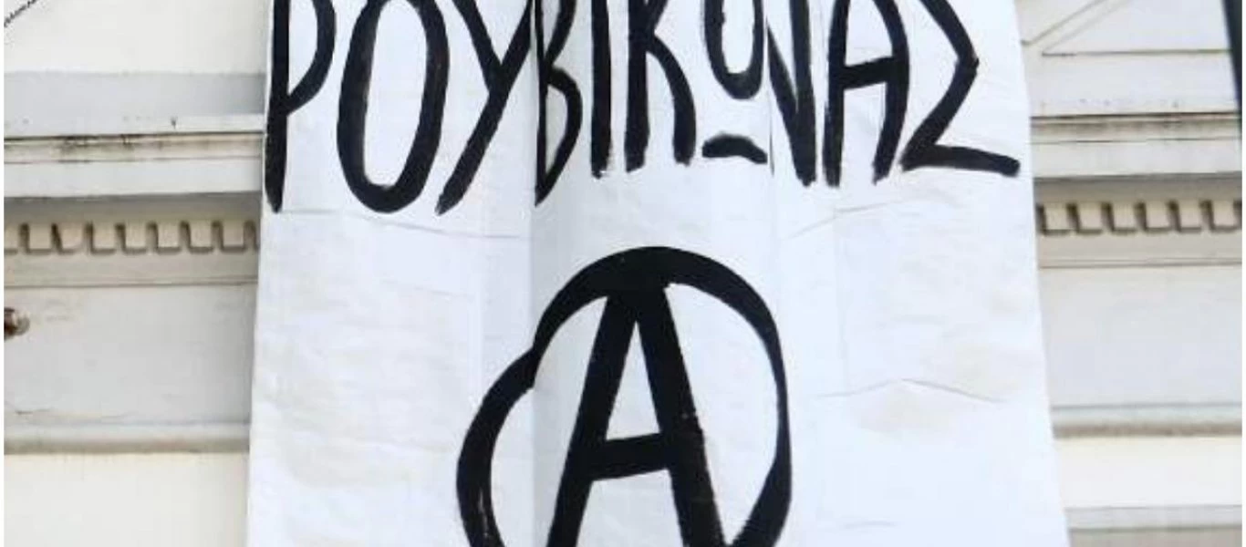 Εισβολή του φεμινιστικού τομέα του Ρουβίκωνα στο δημοτικό συμβούλιο Γλυφάδας - Πέταξαν τρικάκια και τους απείλησαν